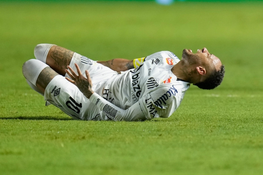 Neymar tiếp tục dính chấn thương trong màu áo Santos