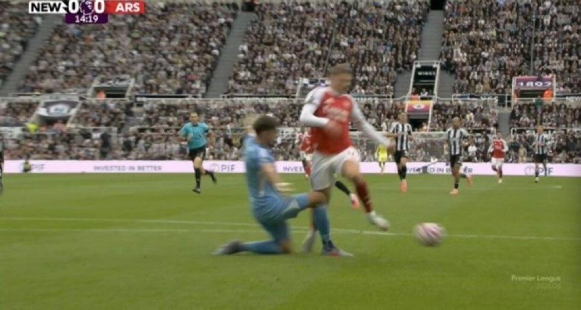 Arsenal bị VAR tước một quả phạt đền mười mươi? 712731