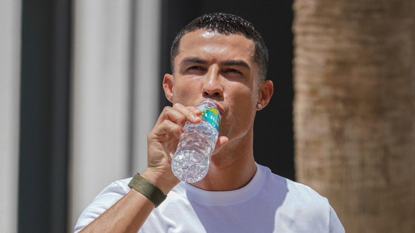 Ronaldo khiến tất cả 'ngã ngửa' với lý do không uống nước khoáng 718566