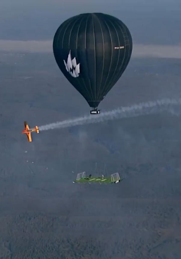 VĐV Nga lập kỷ lục khi chơi bóng ở độ cao 1800 mét, ăn mừng 'siuuu' như Ronaldo 752256