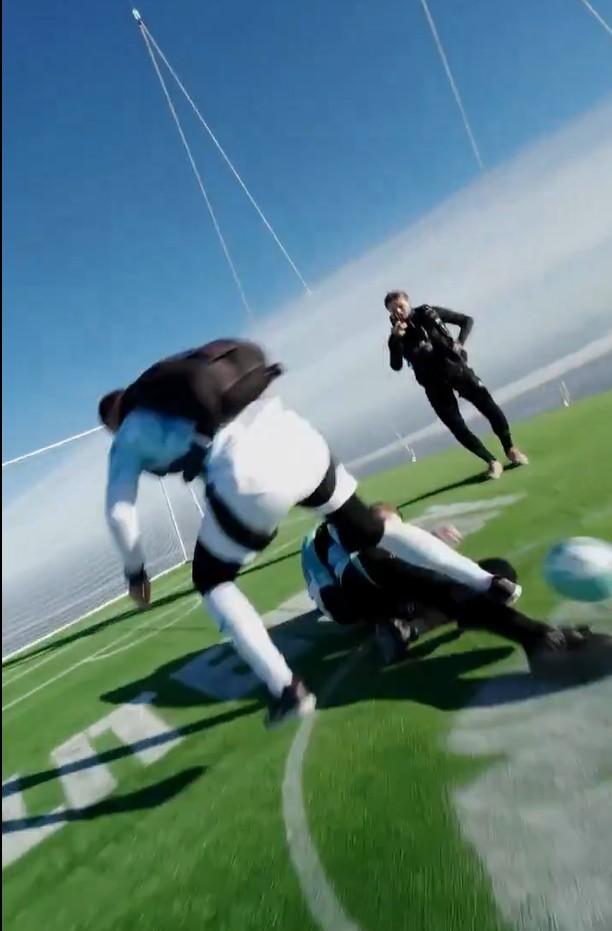 VĐV Nga lập kỷ lục khi chơi bóng ở độ cao 1800 mét, ăn mừng 'siuuu' như Ronaldo 752259