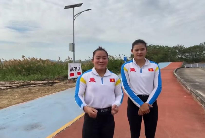 Hai cô gái vàng của đua thuyền Việt Nam hạnh phúc sau khi giành HCV.