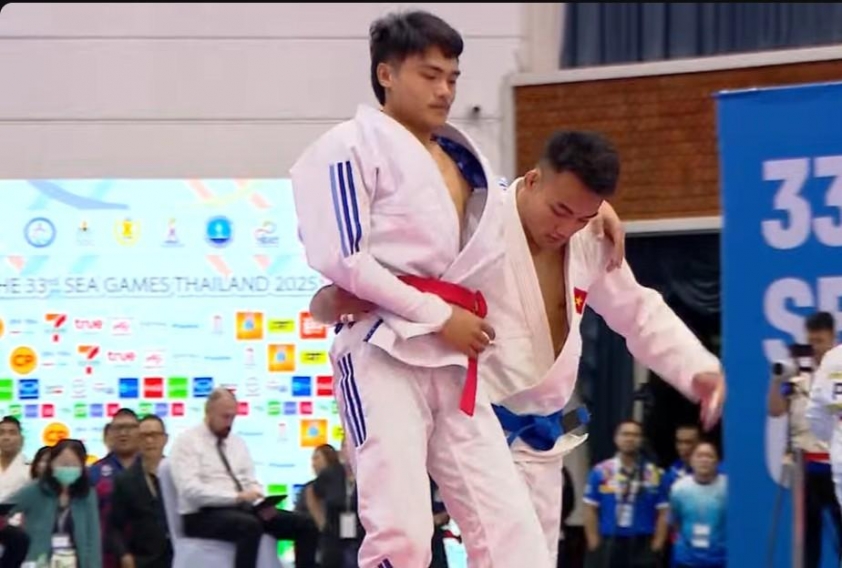 Đánh gục đối thủ, võ sĩ Việt Nam có hành động nhận 'mưa lời khen' tại SEA Games 758696