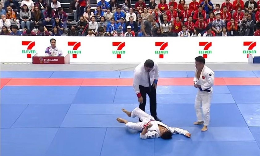 Đánh gục đối thủ, võ sĩ Việt Nam có hành động nhận 'mưa lời khen' tại SEA Games 758694