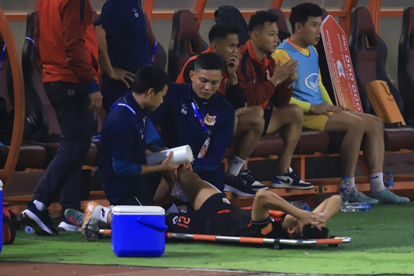 Trụ cột U23 Việt Nam chấn thương nặng, phải rời sân trên cáng 4 Trụ cột U23 Việt Nam báo tin buồn, phải nằm cáng rời sân 788336