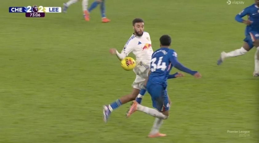 CĐV Chelsea phát điên với quyết định gây tranh cãi của VAR 793286