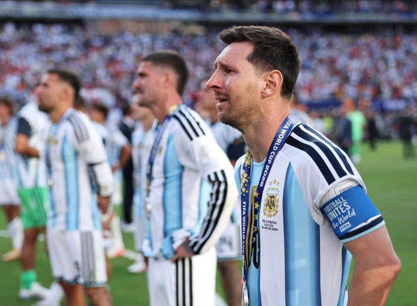 Messi khóc đẫm nước mắt trong ngày Argentina mất ngôi vương World Cup 870563