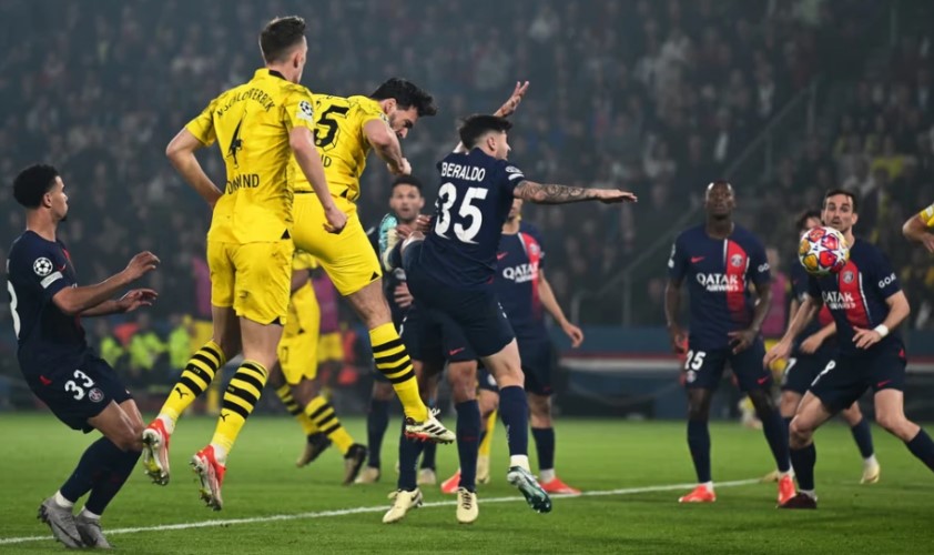 Matt Hummels 2 lần đánh đầu ghi bàn thắng quan trọng giúp BVB vượt qua PSG