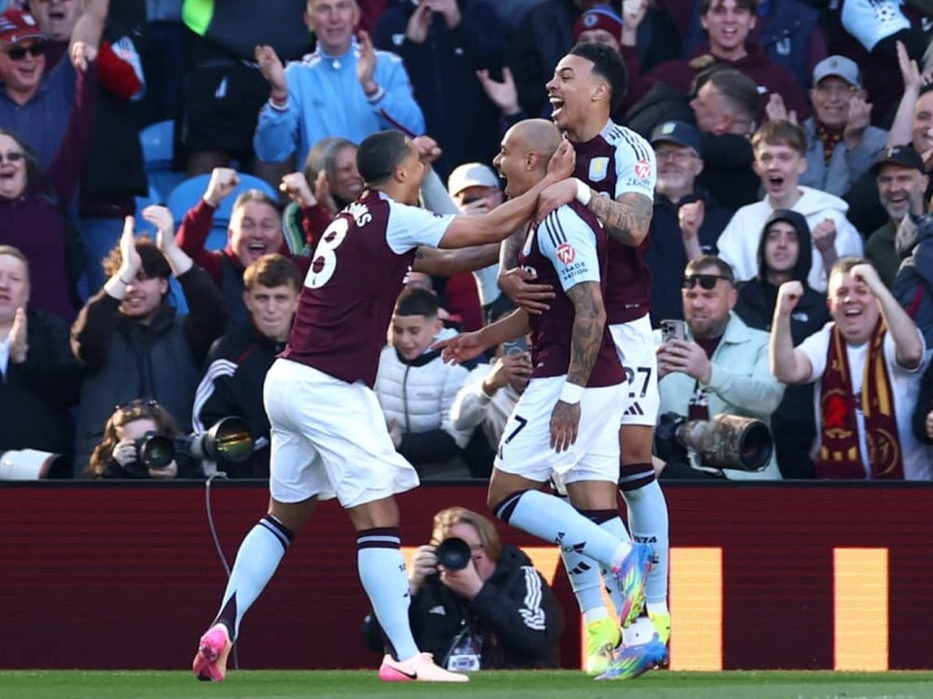 Aston Villa đang có vị trí thứ 3 trên bảng xếp hạng Ngoại hạng Anh, (Ảnh: ESPN)