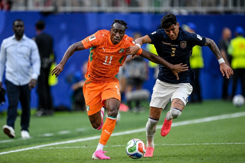 Yan Diomande có màn trình diễn tuyệt hay trước hậu vệ của Arsenal - Hincapie