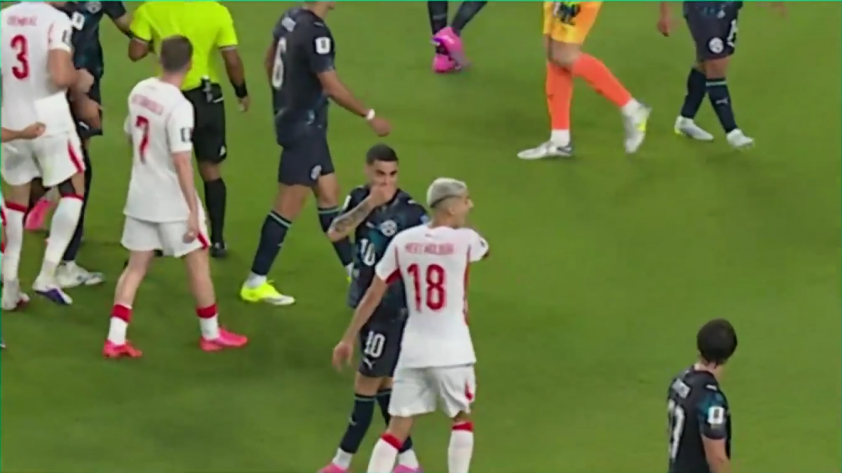 Almiron quen tay che miệng khi nói chuyện, và đã gây họa cho Paraguay