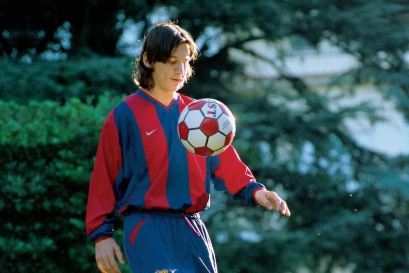 Messi xuất hiện ở buổi tập cùng đội một năm 16 tuổi, và mọi hoài nghi lập tức tan biến.