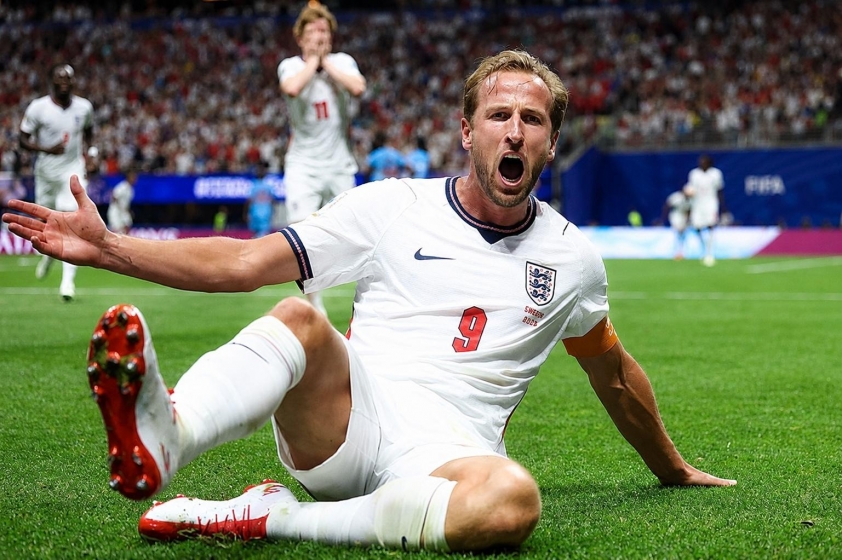 Harry Kane bùng nổ sau khi ghi bàn, còn người kiến tạo Gordon lại không thể tin được điều kì diệu vừa xảy ra