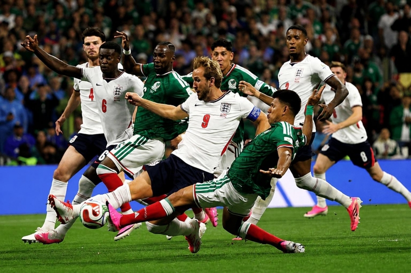 Harry Kane cũng phải tham gia phòng ngự quyết liệt để bảo vệ chiến thắng của tuyển Anh