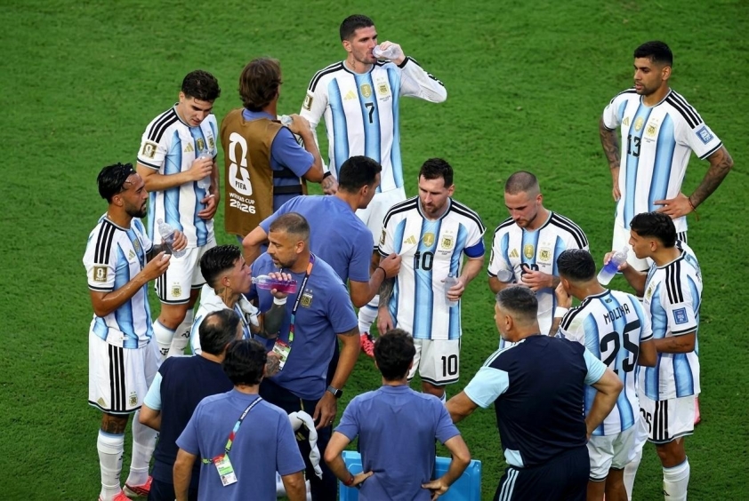 HLV Scaloni liên tục đưa ra những chỉ thị cho Messi và các đồng đội khi bị Cape Verde đẩy vào thế khó
