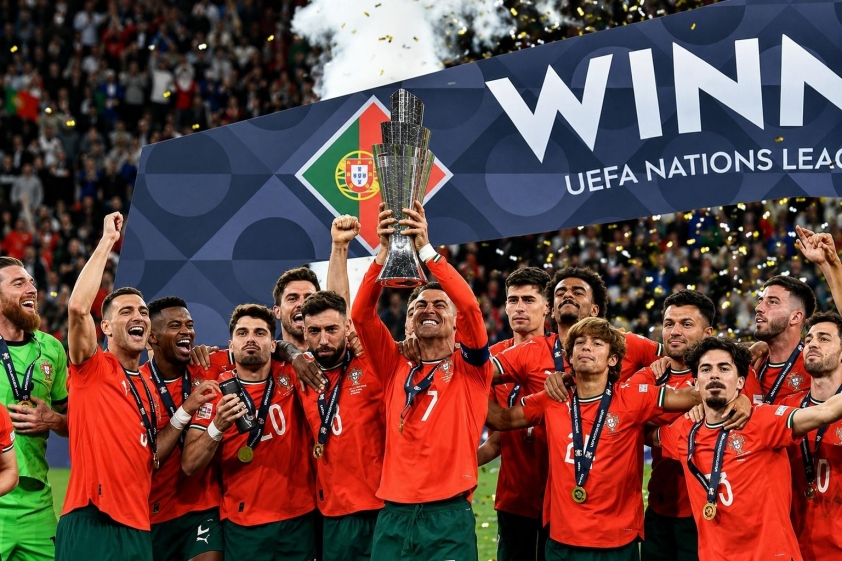 Ronaldo nâng cao chiếc cúp Nation League 2025 cùng ĐT Bồ Đào Nha