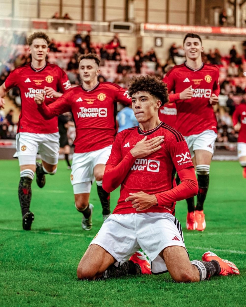 Nối tiếp Rashford, MU chia tay thêm tiền đạo ghi 29 bàn 676416