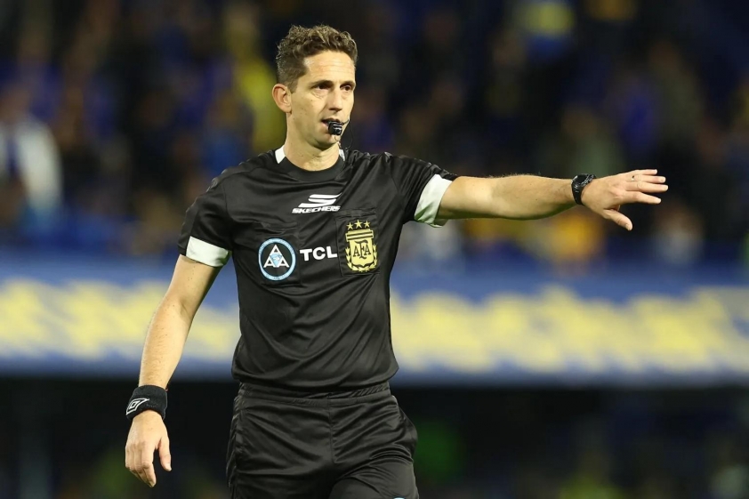 Trọng tài gặp rắc rối vì rút thẻ đỏ cho con trai lãnh đạo Argentina 5 Dám 'đuổi' con Chủ tịch, trọng tài nhận ngay án treo còi 731871