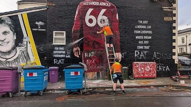 Liverpool chấn động khi CĐV gửi 'tạm biệt chuột' đến Arnold 5 CĐV Liverpool gây tranh cãi dữ dội vì thông điệp 'Tạm biệt chuột' dành cho Arnold 735002