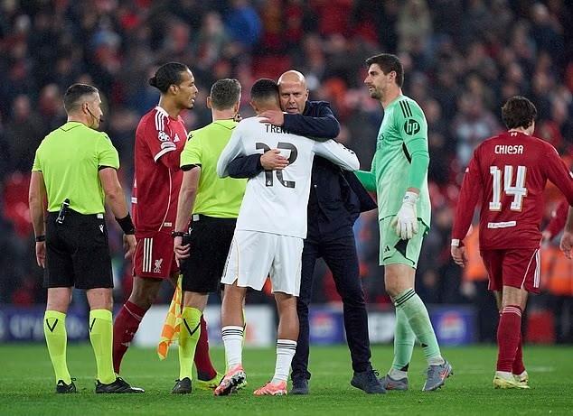 Liverpool chấn động khi CĐV gửi 'tạm biệt chuột' đến Arnold 7 Jamie Carragher chỉ trích Trent Alexander-Arnold vì 'lừa dối' người hâm mộ Liverpool 735017