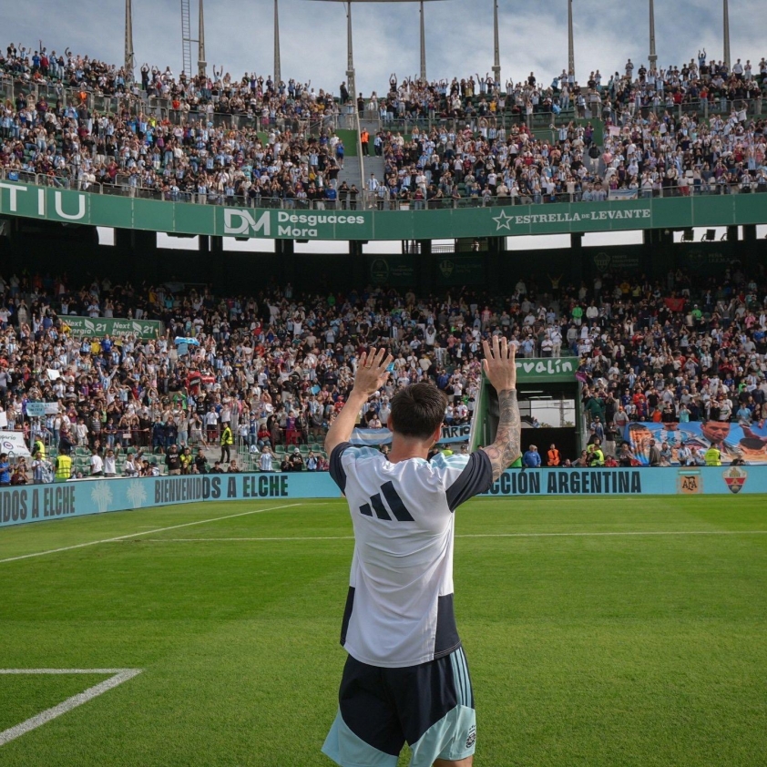 Messi tạo cơn sốt xuyên lục địa, Ronaldo chìm trong tranh cãi thẻ đỏ 741096