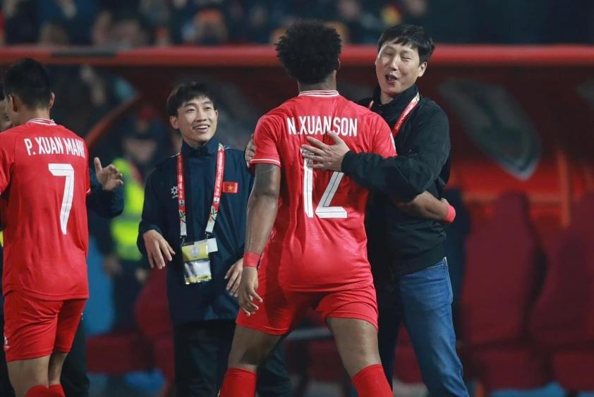 "ĐT Việt Nam gây bất ngờ trước Lào: Xuân Sơn có bị loại không?" 5 ĐT Việt Nam gây sốc trong trận đấu với Lào: Xuân Son bị loại? 742710