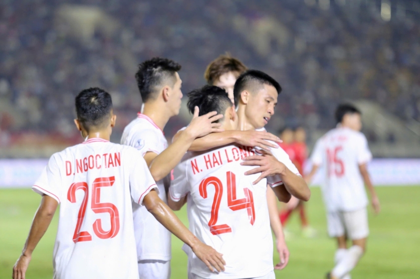 Trực tiếp Việt Nam 3-0 Lào: Văn Toàn lập công!!! 567092