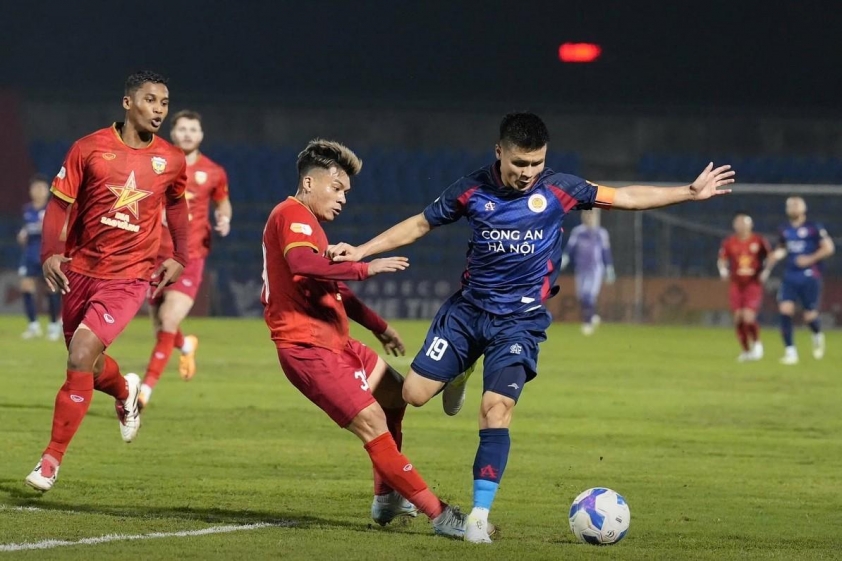 HLV Polking chê thẳng thừng mặt sân một đội V-League 591814