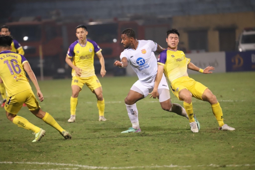 Kịch tính cuộc đua vô địch V-League, HLV Popov ra mắt đội bóng hàng đầu-628479
