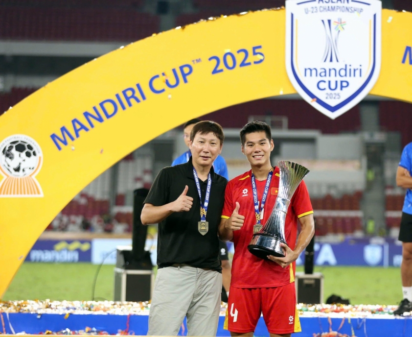 Vừa vô địch U23 Đông Nam Á, trung vệ U23 Việt Nam nâng cúp sau 2 ngày 676228