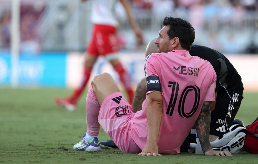 Messi dính chấn thương, lập tức rời sân sau 10 phút-677198