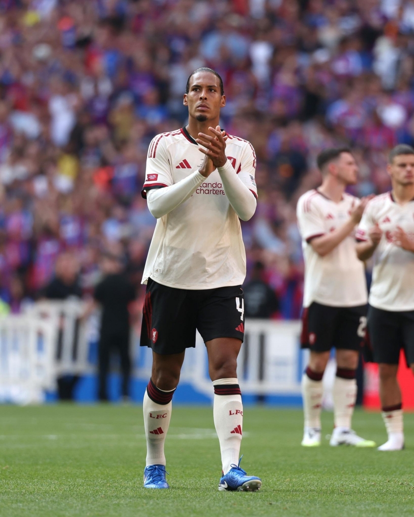 Van Dijk thất vọng khi Liverpool thua sốc trước Crystal Palace 682109