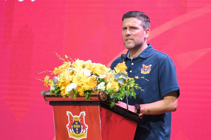HLV Tây Ban Nha hạnh phúc với chiến thắng đầu tiên tại V-League-687072