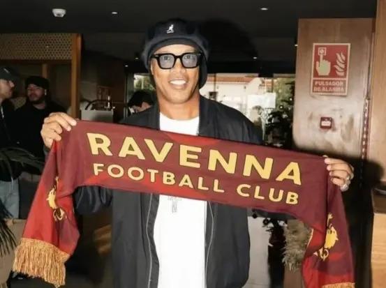 Tin chuyển nhượng tối 20/6: Ronaldinho gây bão khi chính thức thông báo tái xuất   854222