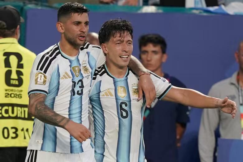 Nghi thức bí ẩn của hai ngôi sao Argentina trước đại chiến với Anh 868106
