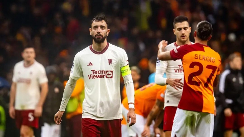 Bruno_Fernandes_of_Manchester_United_applauds_fans_after_the_UEFA_Champions_League_match_between_Galatasaray_A.S._and_Manchester_United_at_Ali_Sami_Yen_Arena_on_November_29_2023_in_Istanbul_Turkey._(P