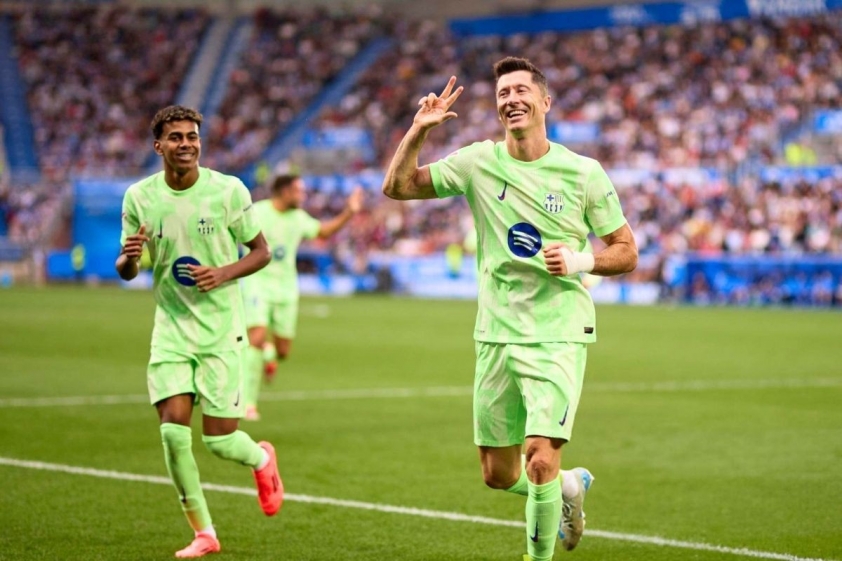 Lewandowski hoàn tất cú hat-trick ngay trong hiệp 1. Ảnh: Getty