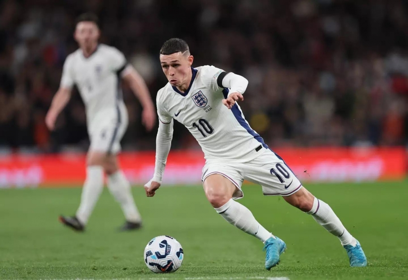 Fan Anh yêu cầu loại 2 cầu thủ vì chỉ đá hay ở CLB 1 foden