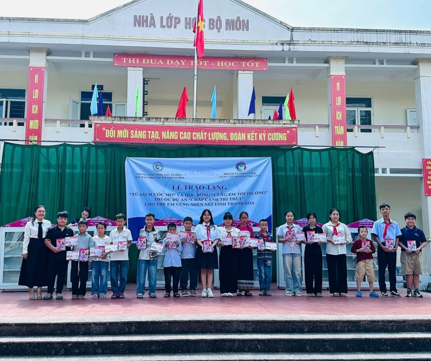 TRAO TẶNG 6 “TỦ SÁCH ƯỚC MƠ” VÀ 16 HỌC BỔNG “CÙNG EM ĐẾN TRƯỜNG” 700960