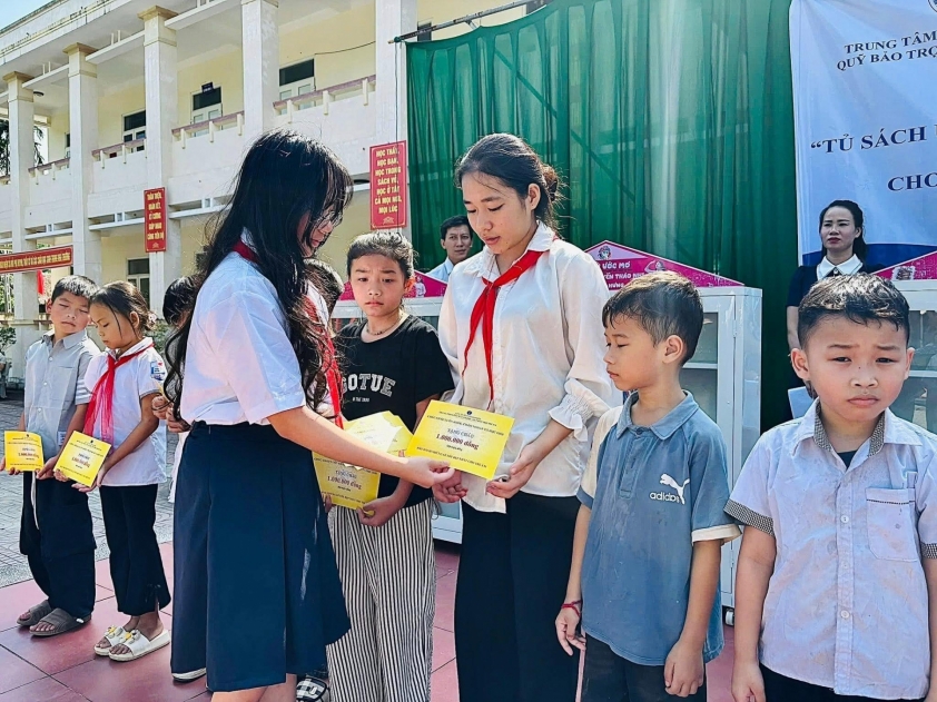 TRAO TẶNG 6 “TỦ SÁCH ƯỚC MƠ” VÀ 16 HỌC BỔNG “CÙNG EM ĐẾN TRƯỜNG” 700963