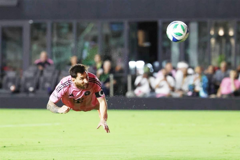 Messi tỏa sáng với cú đánh đầu 'không thể tin nổi' ở MLS! 4 Messi đang bay! Cú đánh đầu 'tuyệt đối điện ảnh' tại MLS-728397