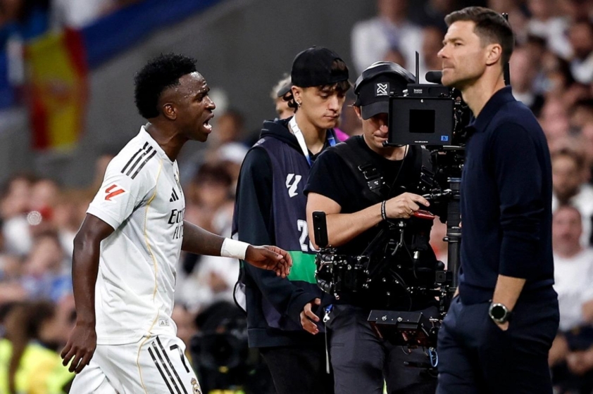 Vinicius và Xabi Alonso