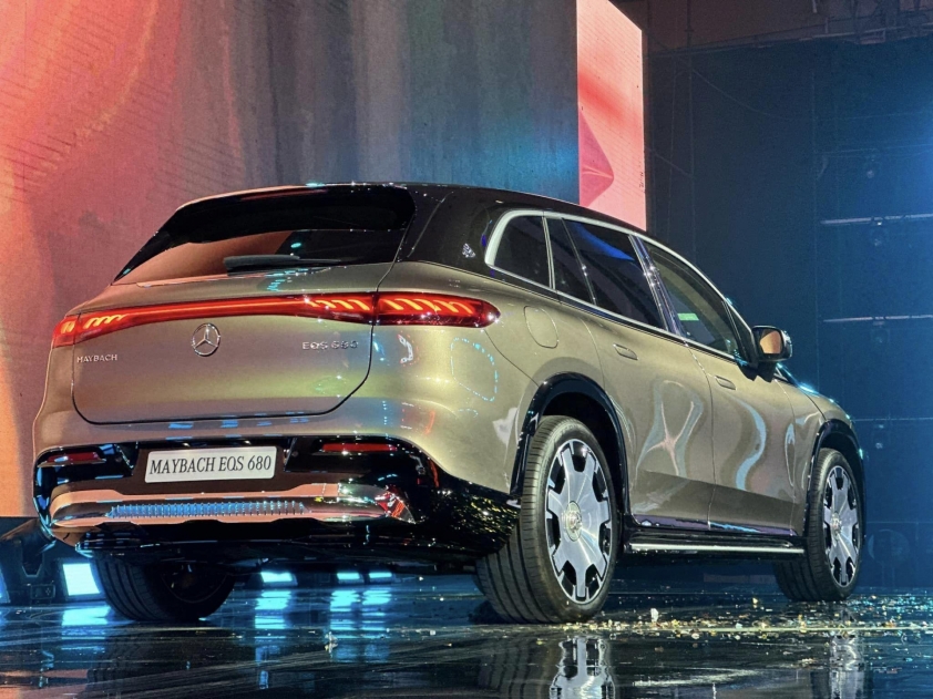 Mercedes-Maybach EQS 680 chính thức ra mắt tại Việt Nam: SUV chạy điện hạng sang giá 7,61 tỷ đồng 540138
