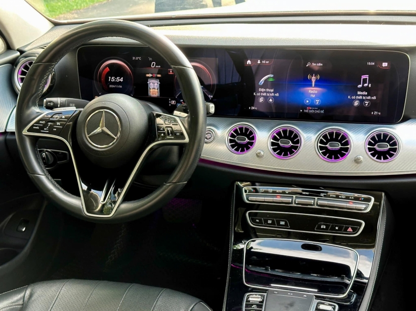 Mercedes-Benz E180 2022 rao bán rẻ khó tin trên thị trường xe cũ 553986