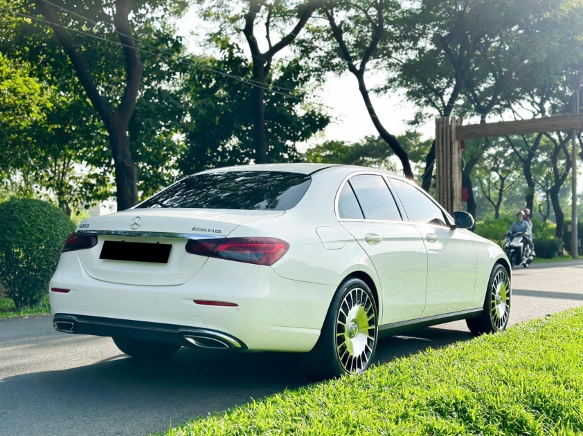 Mercedes-Benz E180 2022 rao bán rẻ khó tin trên thị trường xe cũ 553987