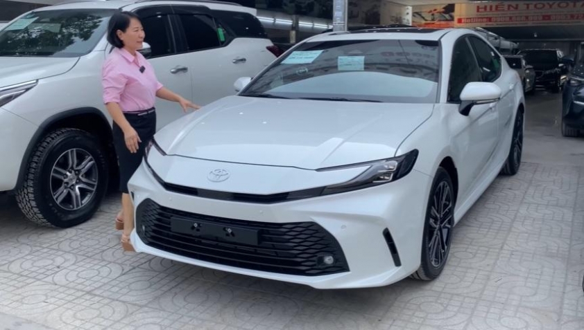Toyota Camry 2.0Q 2025 chưa kịp ra biển số đã lên sàn xe cũ với giá hấp dẫn 594749