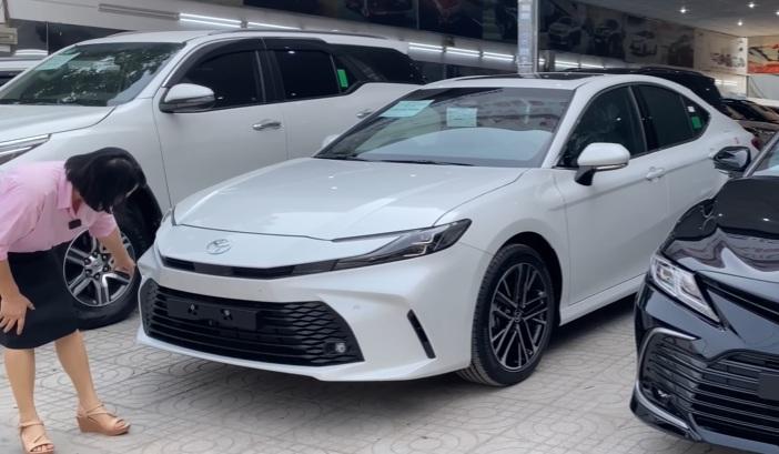 Toyota Camry 2.0Q 2025 chưa kịp ra biển số đã lên sàn xe cũ với giá hấp dẫn 594750