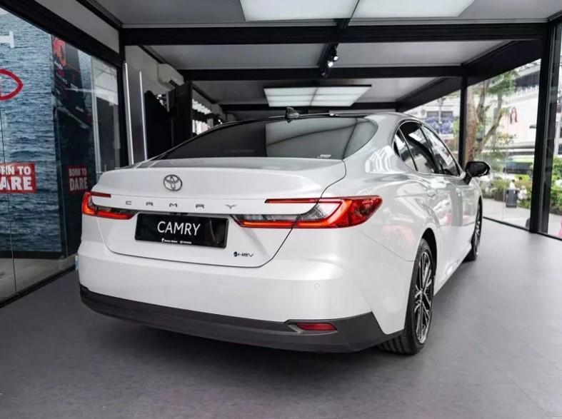 Toyota Camry 2.0Q 2025 chưa kịp ra biển số đã lên sàn xe cũ với giá hấp dẫn 594754