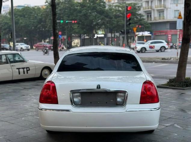 Lincoln Town Car Limousine 2006 lên sàn xe cũ: Cỗ xe dài gần 9 mét, đậm chất hoài cổ 629608