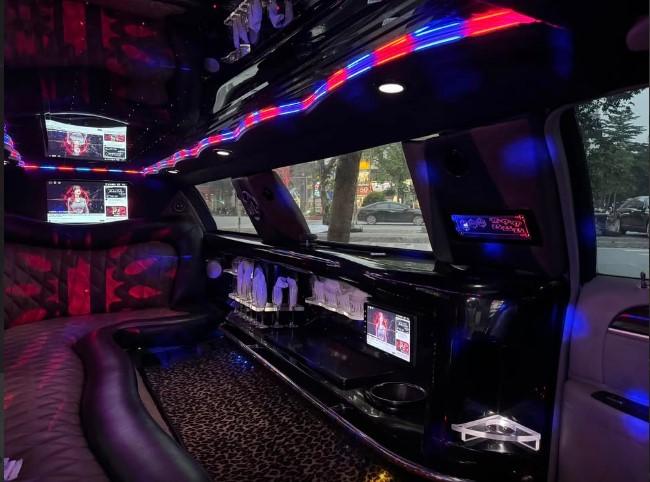 Lincoln Town Car Limousine 2006 lên sàn xe cũ: Cỗ xe dài gần 9 mét, đậm chất hoài cổ 629607